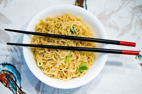 “冷水泡面”真的行？吾麦道揭秘 爱吃泡面的人注意了！